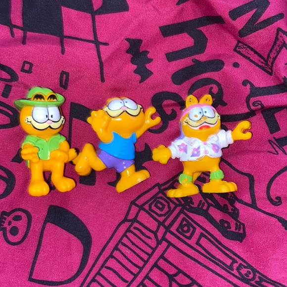 FREE ADD-ON ITEM
3 small Garfield figures - Picture 1 of 4